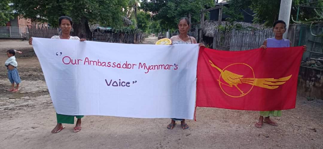 Khithitofficial's tweet photo. ယင်းမာပင်မြောက်ခြမ်း နောက်ပြန်မလှည့်ကြေး ဒီတော်လှန်ရေး သပိတ်စစ်ကြောင်းက သံအမတ်ကြီးဦးကျော်မိုးထွန်းကို ထောက်ခံကြောင်း ဆန္ဒထုတ်ဖော်
read more->https://t.co/wsKdjlzrFK https://t.co/Z2TBe5RDnE