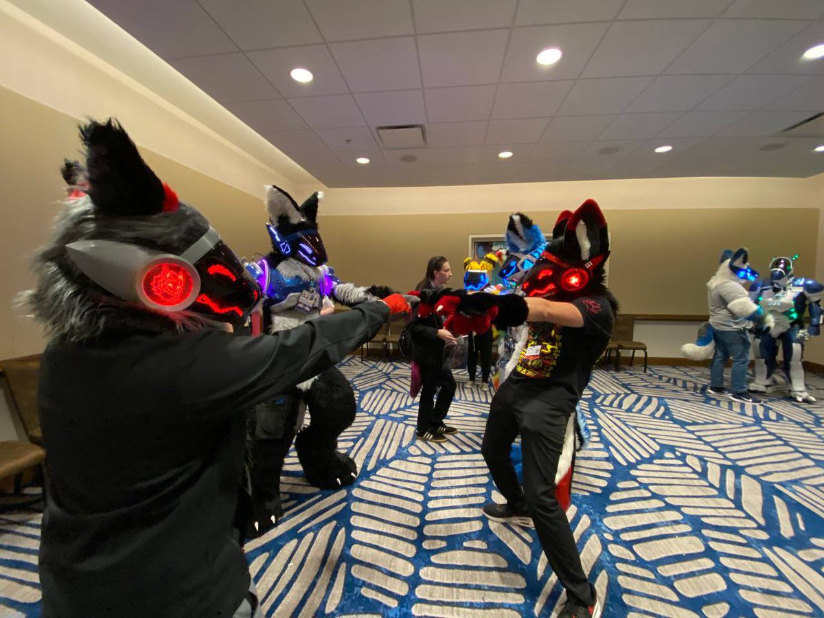 The return of the dreaded point circle 😨 

Thanks <a href="/Engie_Wicker/">EngieWicker</a> and <a href="/ShadeProtogen/">Shade</a> for helping recreate this old memory from last Megaplex, it was a blast ❤️💙

#FursuitFriday