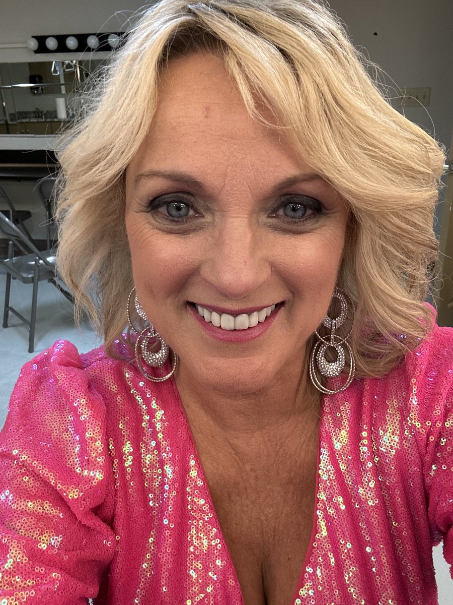 RhondaVincent13's tweet image. Good morning from TENNESSEE + PIGEON FORGE ! It’s a beautiful day in Dolly’s Smokey Mountains.I hope you can join us for a weekend of bluegrass music. 9/20 Pigeon Forge Bluegrass Festival 9/21 Starvy Creek Bluegrass Festivals #RhondaVincent &amp;amp; The Rage rhondavincent.com