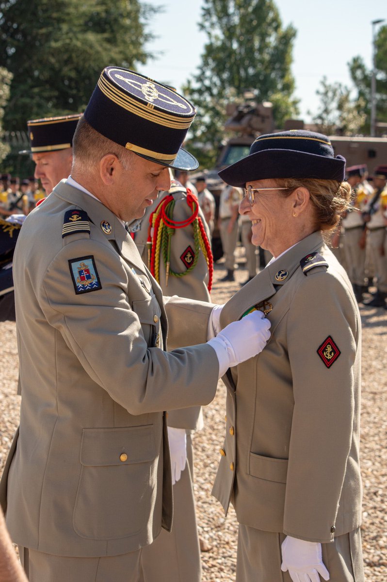 RICM_off's tweet image. Le Capitaine Jérôme a reçu la médaille de Chevalier de la Légion d'Honneur et l'Adjudant-Chef Nathalie, la Médaille Militaire. Nous avons également assisté à l'adieu aux armes du Major Tom.

#ceremonie #RICM #engagement #militaire #armée