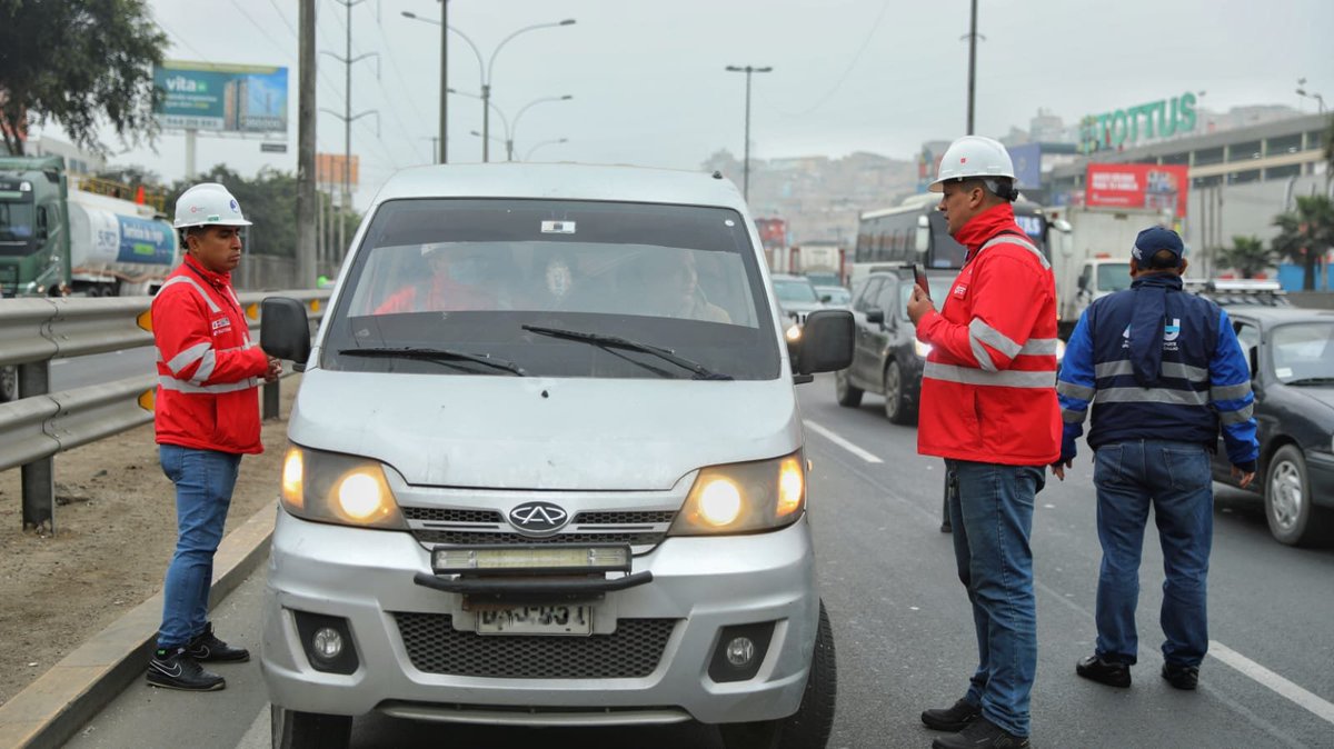 sutranperu's tweet photo. ¡Seguimos firmes en la tarea de hacer las vías más seguras! 💪En el marco de los controles para mejorar la seguridad en las vías, se llevó a cabo un importante operativo en la zona de #Atocongo, donde se realizaron 20 intervenciones a conductores y vehículos. #NoMásInformalidad https://t.co/hrKhQm4LA8