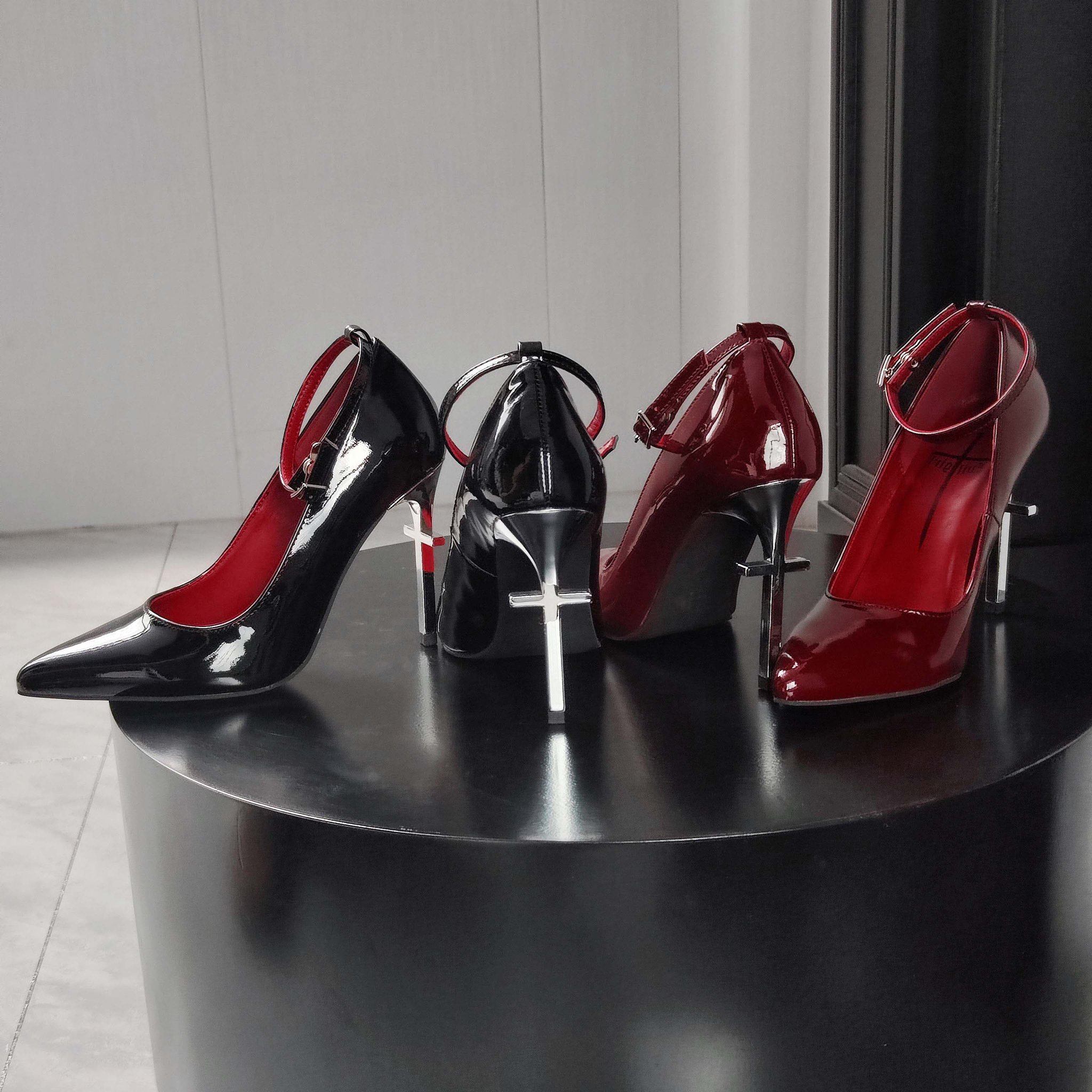 BODY LINE【大人気商品】パンプス　十字架　羽 BODY LINE【大人気商品】パンプス 十字架 羽 【公式通販】