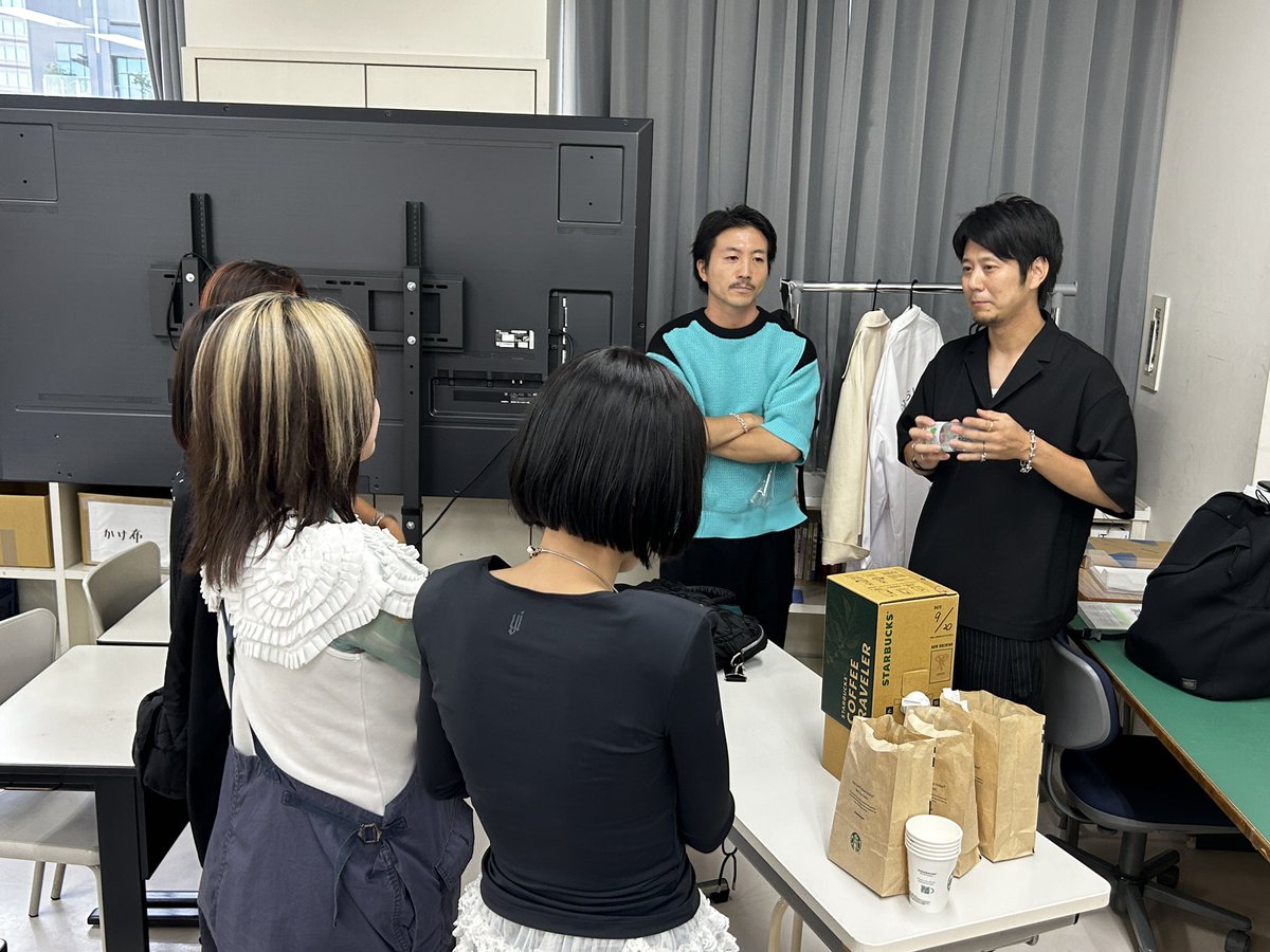 bunka_fp's tweet photo. 【特別講義☕️】
本日JOYEUXより西田先生にお越しいただきました！

人気商品になる理由は「変化量」が多いこと。

商品を購入することで生活や気持ちに大きな変化を生むことが人気になる理由なのではないか、と学生たちに伝えてくださいました✨

今後の販促コラボで活かしたいですね！

@bunka_fc https://t.co/KkvxOJwERg