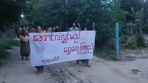 Khithitofficial's tweet photo. ရွှေရေကြည် သပိတ် စစ်ကြောင်း စစ်အာဏာရှင် တော်လှန်ရေး ချီတက် ဆန္ဒပြ
Read more->https://t.co/tzFt5mB2VJ https://t.co/4riwiwrBbs