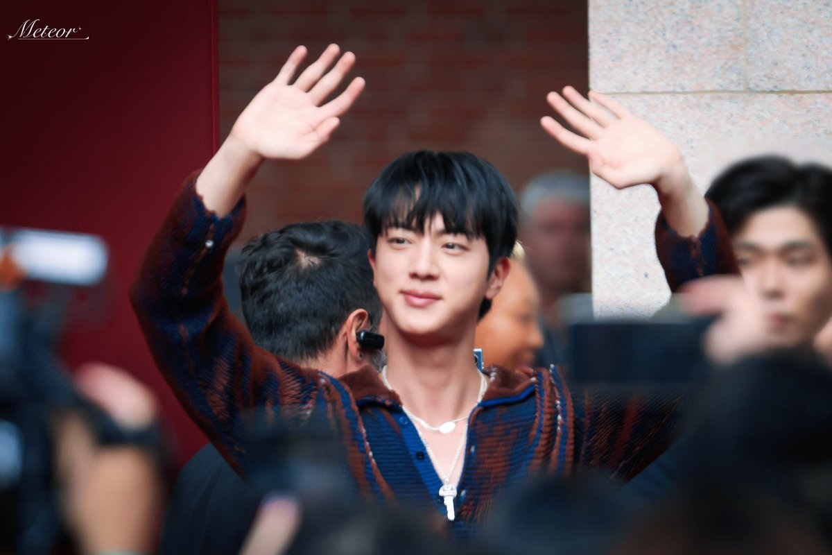 Meteor_Jin's tweet photo. 240920 Gucci

#BTSJIN #BTS #JIN #방탄소년단 #김석진
#JinxGucci #GucciSS25 #mfw https://t.co/GziaEtbhNT