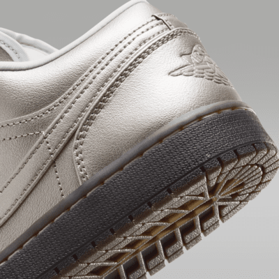 J23app's tweet photo. NEW: Women's Jordan 1 Low SE "Metallic Zinc" on @nikestore

Link -> https://t.co/CEk83XobPM https://t.co/fDDmnLAEId