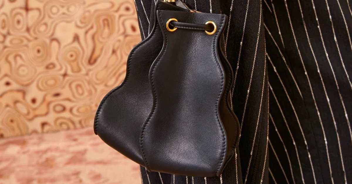 VA_BESPOKE's tweet photo. This Fun Mini Bag Is the Modern Take on the Wristlet I've Been Waiting For https://t.co/vFddePHOf8 https://t.co/8mD0Ni65FZ