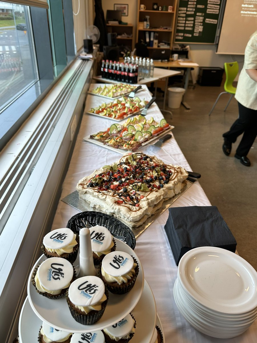 Kaffiborðið klárt!
#utisonline