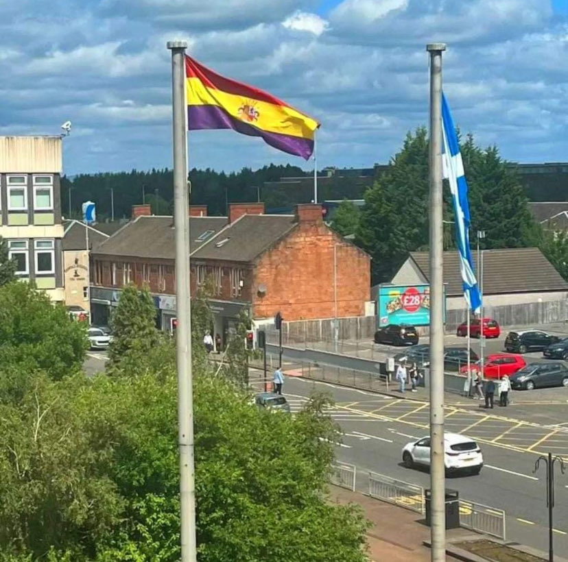 El Ayuntamiento de North Lanarkshire, Escocia, iza la bandera republicana en honor a sus 11 voluntarios antifascistas que murieron luchando por defender la II República española y el avance del fascismo en Europa. Honor y gloria a estos héroes.
