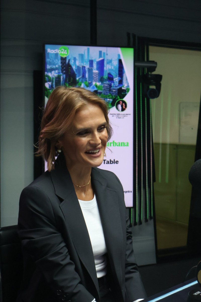 Radio24_news's tweet image. .@AnnaLauraPisell (Docente di fisica delle costruzioni e dei sistemi energetici @UniperugiaNews): «Negli Stati Uniti stiamo vedendo sempre più pocket park, piccoli spazi verdi che migliorano la qualità della vita e lottano contro il climate change».
#DigitalRoundTable #Smartcity