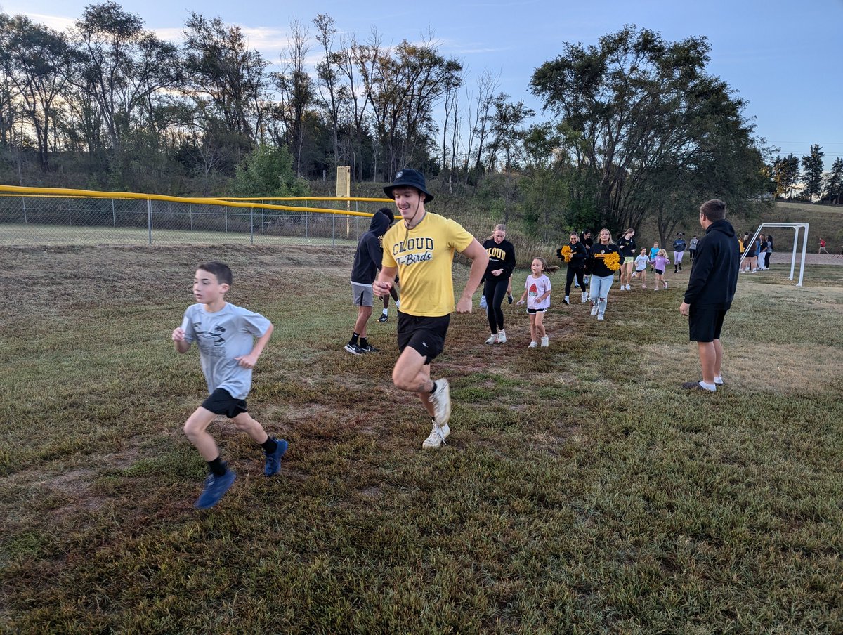 CCCCsports's tweet photo. Today was Cloud Athlete Day at Concordia Elementary School as members of the T-Bird athletic teams participated in the School Marathon run this morning. School Marathon is a full 26.2 mile marathon that is available for all CES children in grades 1-4.

#CloudProud | #BackTheBirds https://t.co/XuwuQV4pUa