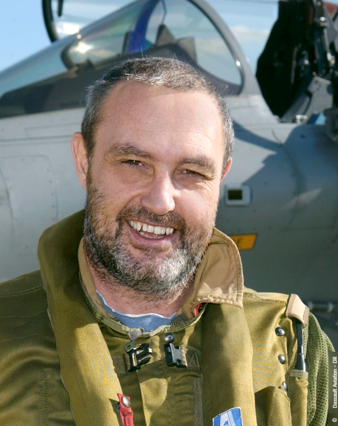 Dassault_OnAir's tweet photo. « Nous avons appris avec une très vive émotion le décès d’Éric Gérard, pilote d’essai légendaire et personnalité exceptionnelle. Pendant 26 ans chez Dassault, il a été un pilier des programmes Rafale, SEM, Mirage, nEUROn et Falcon. Nous pensons à sa famille. » Éric Trappier, PDG. https://t.co/S2UedRFQcf