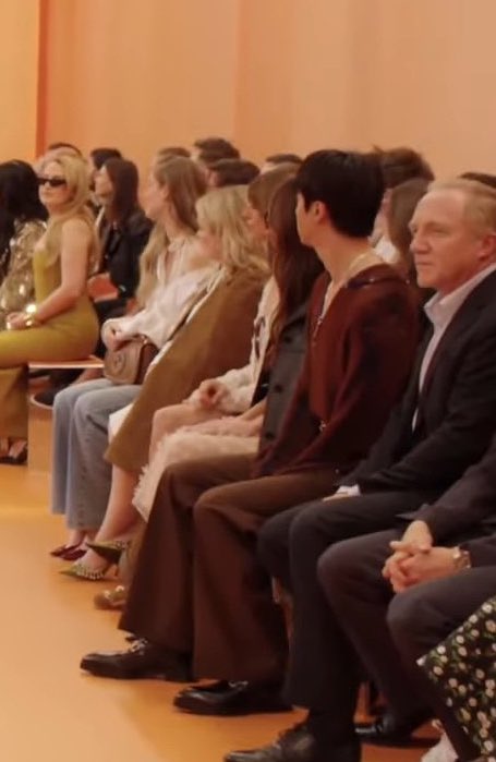 JACKLV1306's tweet photo. Seokjin estaba sentado en el lugar mรกs preciado del evento, junto a Anna Wintour, Dakota Johnson, Nicola Coughlan y el CEO de Kering (DUEรO DE GUCCI)
FACE OF GUCCI JIN
JIN AT MILAN FASHION WEEK
#JinxGucci #GucciSS https://t.co/LX2O6Zw3Ul