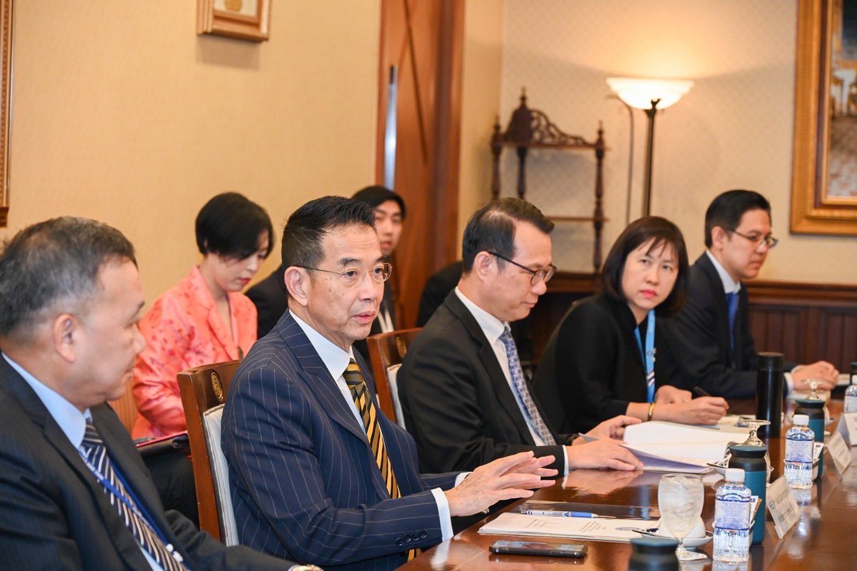 MFAThai's tweet photo. FM @AmbPoohMaris held a meeting with the Ambassadors of #ACMECS countries 🇰🇭🇱🇦🇲🇲🇻🇳 to Thailand to discuss on emergency response to the flooding situation in the #MekongRegion. FM emphasized the urgent needs for all countries to unite efforts in tackling the pressing flooding crisis, strengthening surveillance and early warning systems, enhancing cooperation in the area of water management through #ACMECS #MRC #MLC (20 Sep 2024)