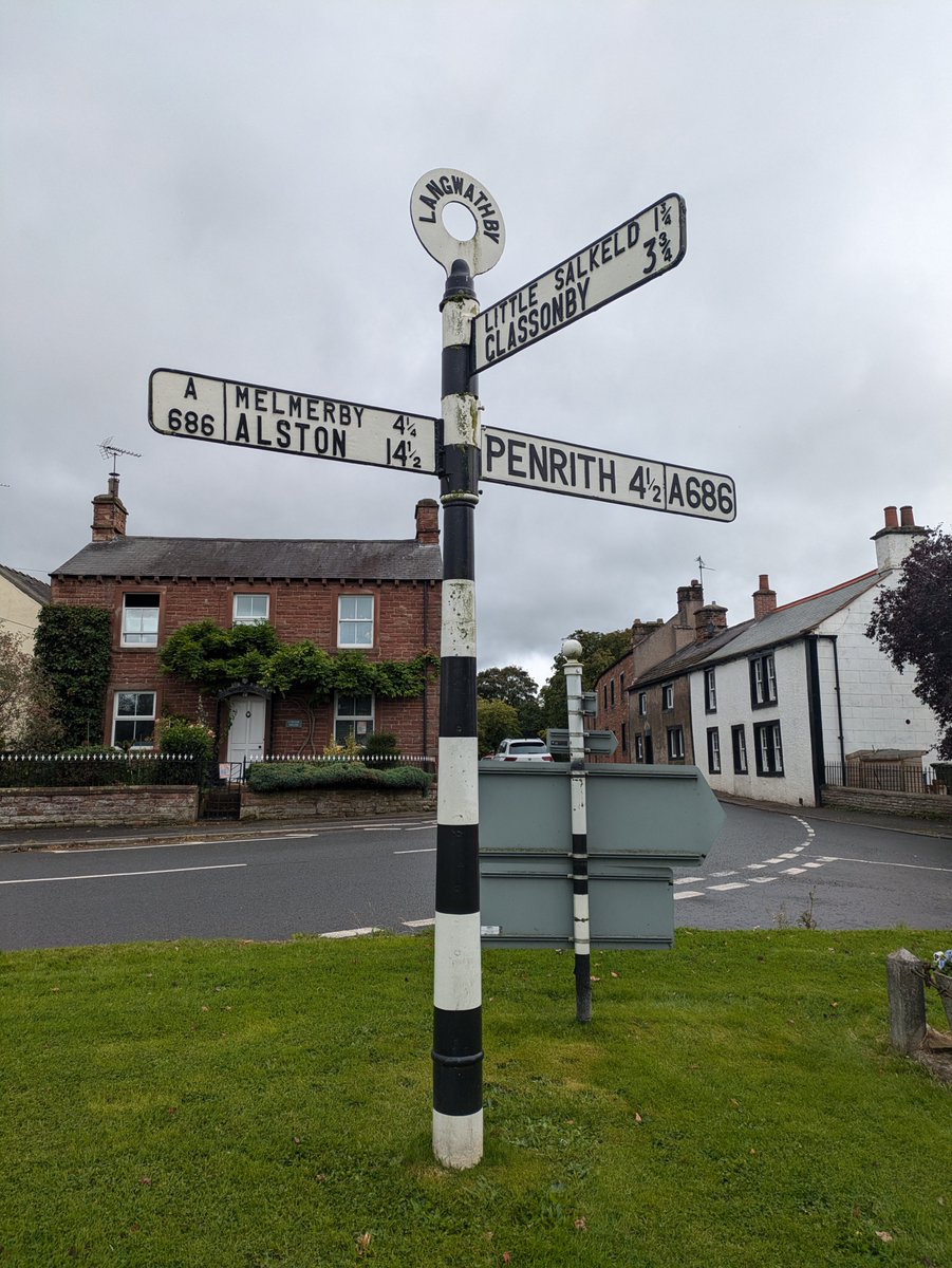 I know these aren't for walkers but I got a bit obsessed with these road signs on  #FingerpostFriday