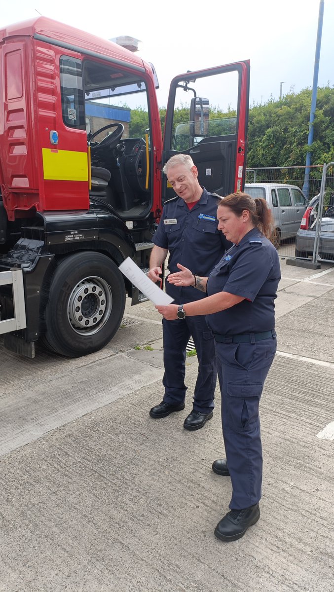 White Watch have been completing their monthly training on the Water Bowser this afternoon.  Banksmen are used to assist in the dropping of the Water Bowser so it can be left at incidents. Demonstrated here by FF Wynne