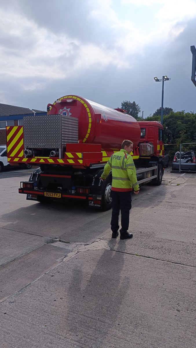 EPortFS's tweet photo. White Watch have been completing their monthly training on the Water Bowser this afternoon.  Banksmen are used to assist in the dropping of the Water Bowser so it can be left at incidents. Demonstrated here by FF Wynne https://t.co/zqzDb9eL8w