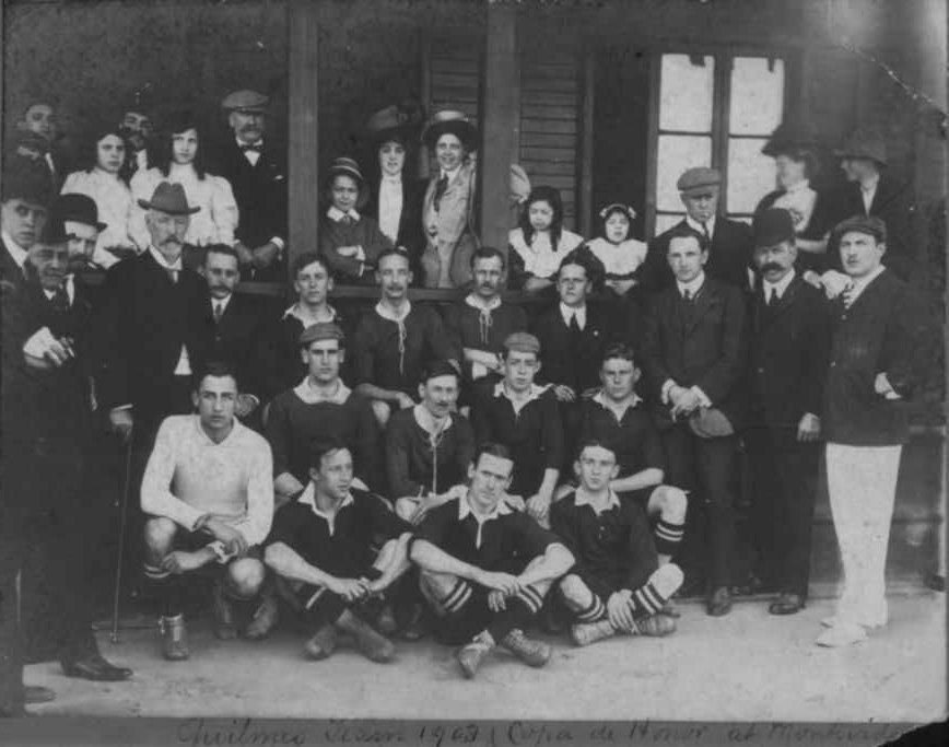 Un día como hoy de 1908 <a href="/qacoficial/">Quilmes A.C.</a> venció 2-1 a Porteño (con goles de H. Cunningham y J. Stanfield) en el field de Gimnasia y Esgrima (GEBA) y tiempo después sumó a su vitrina la Copa de Honor MCBA 🏆. Antes había eliminado a Argentino (hoy Gimnasia) de Rosario y Rosario Central