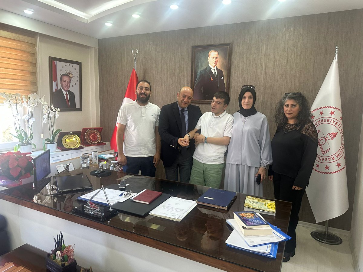 Beyomder's tweet photo. Beylikdüzü İlçe Milli Eğitim Müdürlüğüne atanan sayın Zekeriya Postacı 'yı makamında ziyaret ederek kendisine başarılar diledik.

Nazik misafirperverliği için teşekkür ederiz. 

Beylikdüzü Otizmle Mücadele Derneği https://t.co/oVBLkYo7GK