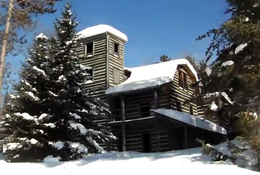 CraigBaird's tweet image. Located on the shore of White Otter Lake in Ontario, you will find the White Otter Castle.
Built by hermit and trapper Jimmy McOuat, there is quite the story to the man and his home.
So, let's learn more!

🧵1/10