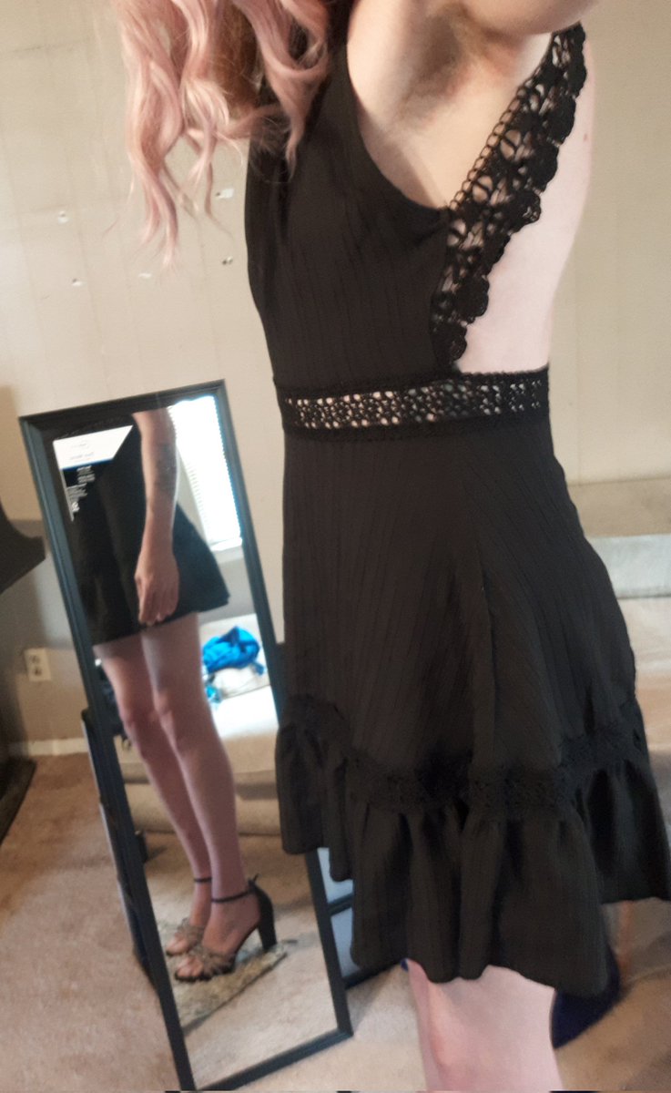 Taylorforyou23's tweet photo. Love this dress and heels! So cute! https://t.co/JW83Be6h3q