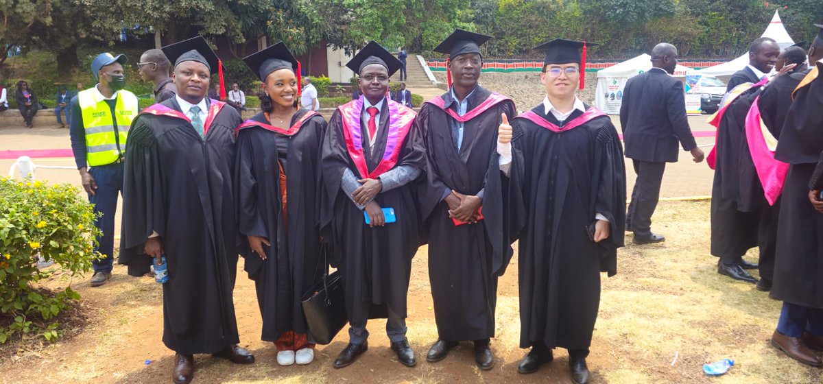 recmqs_UoN's tweet photo. What a great day!!! 1 PhD, 12 masters, 12 first class honours, 97 second upper, 46 second lower and 1 pass graduate!!! Congratulations. https://t.co/4IRZGTJ9H8