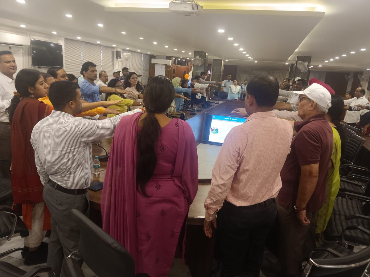 cdomeerut's tweet photo. आज विकास भवन सभागार मे मेरठ की प्रमुख NGOs की सभा आयोजित की गयी जिसका विषय "स्वच्छता ही सेवा" था। सभी NGOs ने अपने द्वारा किये जा रहे कार्यों का विवरण दिया और स्वच्छता ही सेवा पखवाड़े में भरपूर सहयोग एवं प्रतिभाग करने का आश्वासन दिया।
@UpRuralDev @CommissionerMe3 @DmMeerut https://t.co/ICNqZVzGXG