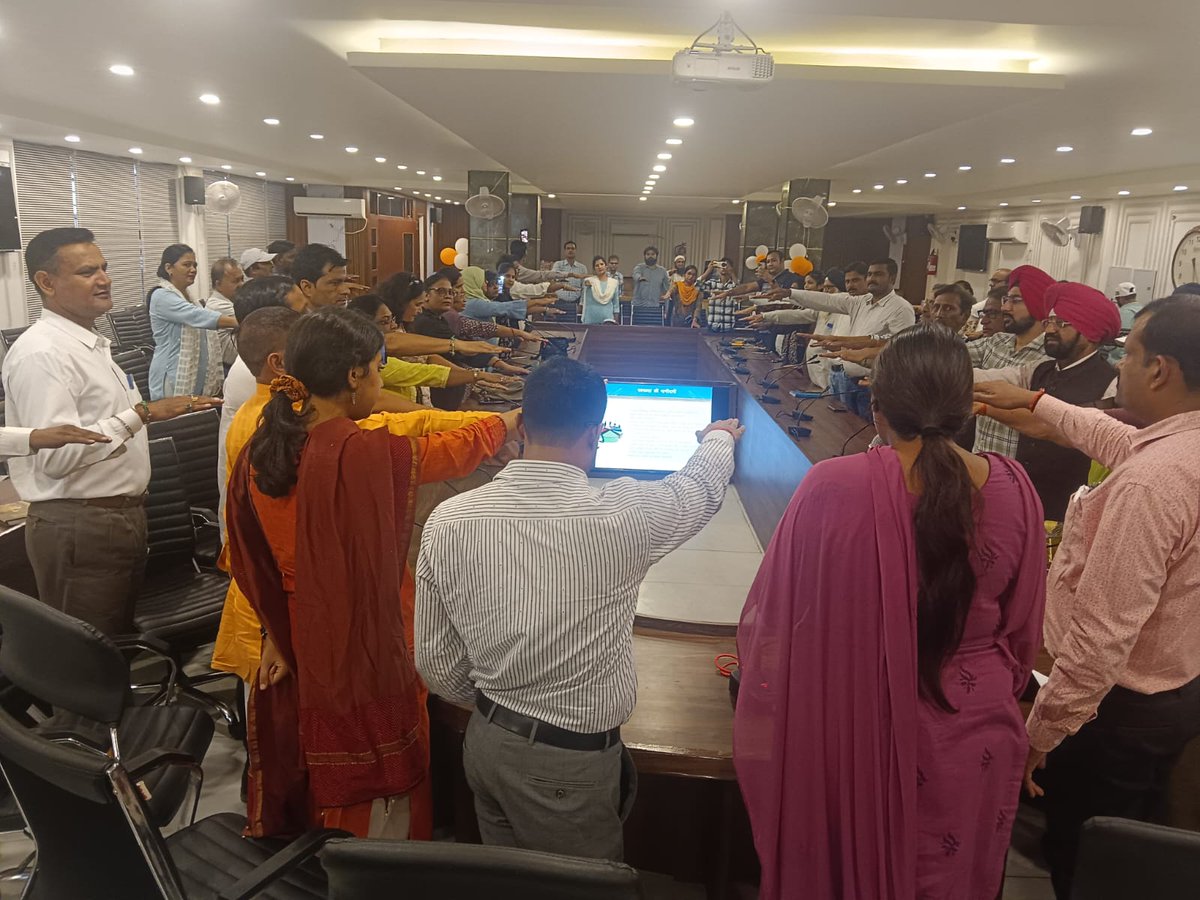 cdomeerut's tweet photo. आज विकास भवन सभागार मे मेरठ की प्रमुख NGOs की सभा आयोजित की गयी जिसका विषय "स्वच्छता ही सेवा" था। सभी NGOs ने अपने द्वारा किये जा रहे कार्यों का विवरण दिया और स्वच्छता ही सेवा पखवाड़े में भरपूर सहयोग एवं प्रतिभाग करने का आश्वासन दिया।
@UpRuralDev @CommissionerMe3 @DmMeerut https://t.co/ICNqZVzGXG