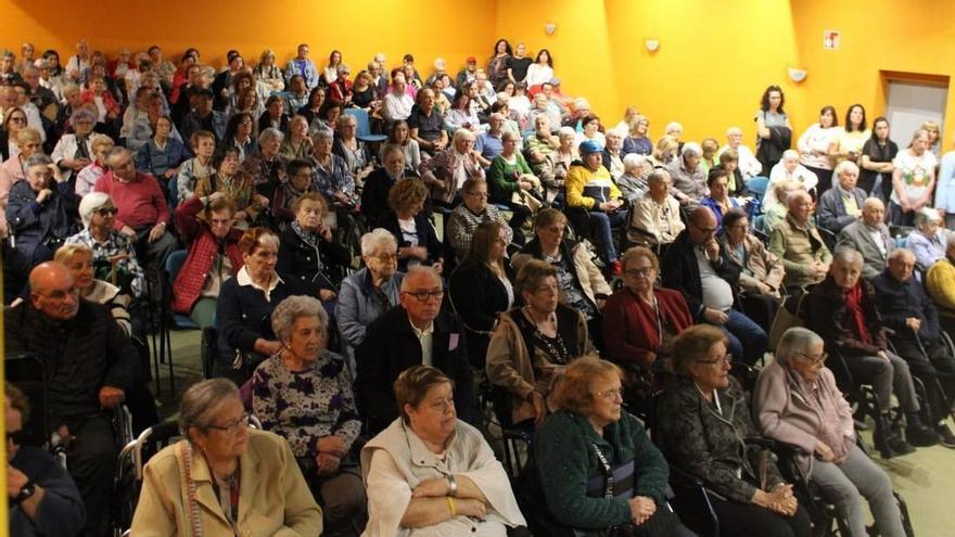 Langreo teje una red contra el Alzheimer: "Es importante que las familias y el paciente tengan una cobertura de apoyo potente" dlvr.it/TDTVBk