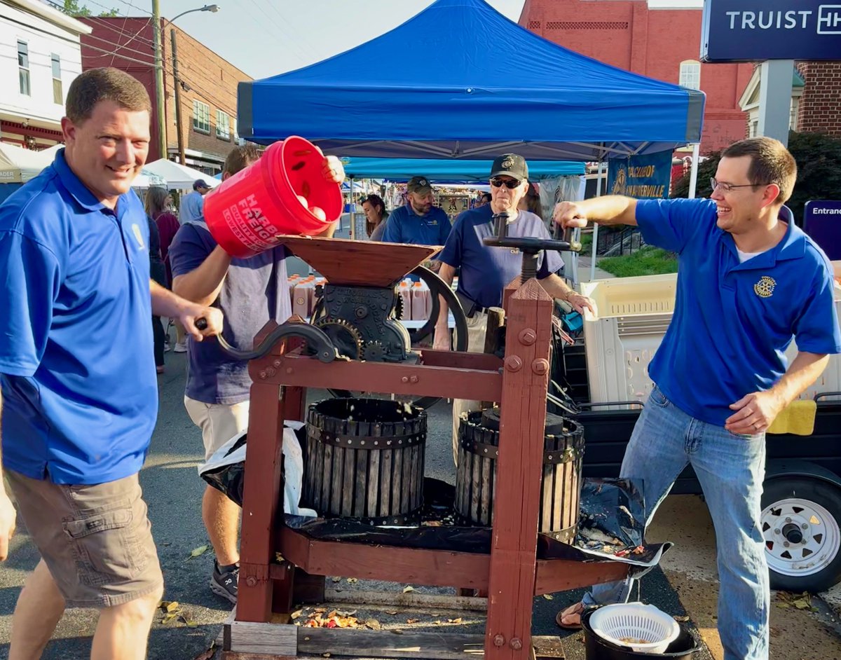 element_risk's tweet image. Last Saturday, our team member Kelly and the Rotary Club of Broadway-Timberville gave out 100 free books to kids, offered wagon rides, and sold fresh apple cider at the Broadway Autumn Festival to support local and global initiatives. 
#elementrisk #insuranceforthedoers #team