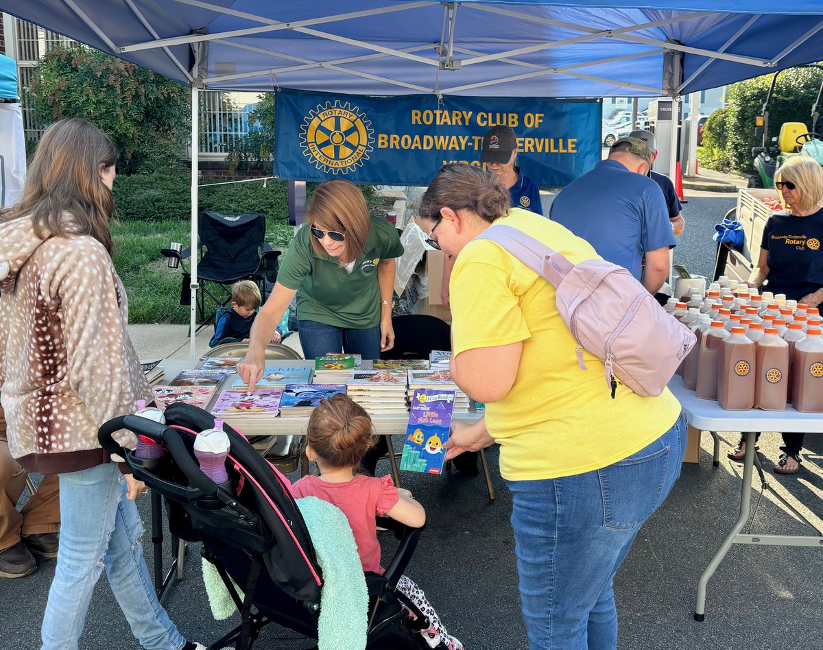 element_risk's tweet image. Last Saturday, our team member Kelly and the Rotary Club of Broadway-Timberville gave out 100 free books to kids, offered wagon rides, and sold fresh apple cider at the Broadway Autumn Festival to support local and global initiatives. 
#elementrisk #insuranceforthedoers #team