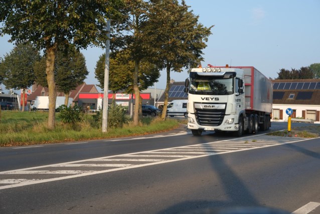 NieuwsTielt's tweet photo. Ruiselede gaat tonnagebeperking invoeren in Kanegemstraat https://t.co/uF4Cba0OkT https://t.co/HpXT0TAkQd