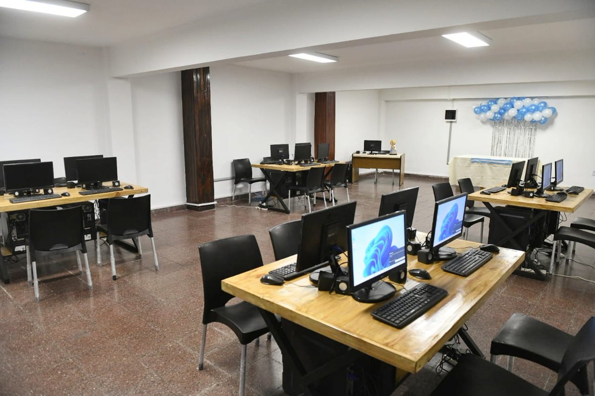 LegislaturaT's tweet photo. El Vicegobernador Miguel Acevedo inauguró un salón de usos múltiples del club Tucumán BB. El salón cuenta con 16 computadoras para que niños, niñas y jóvenes puedan realizar sus tareas escolares después de practicar deportes. https://t.co/Kd8cESJRYo https://t.co/h1zR33spf4