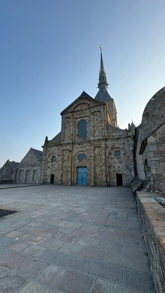 DavyMont's tweet photo. Levez les yeux 2024 "Patrimoine maritime" -
5 classes de la Manche ont découvert un Mont insulaire.
8 mini médiations leur ont permis de comprendre le phénomène des marées et le lien très fort qu'entretient le Mont avec la mer 
@EPMontStMichel @dsden50 @leCMN @daac_normandie https://t.co/Yifpc1zTSI