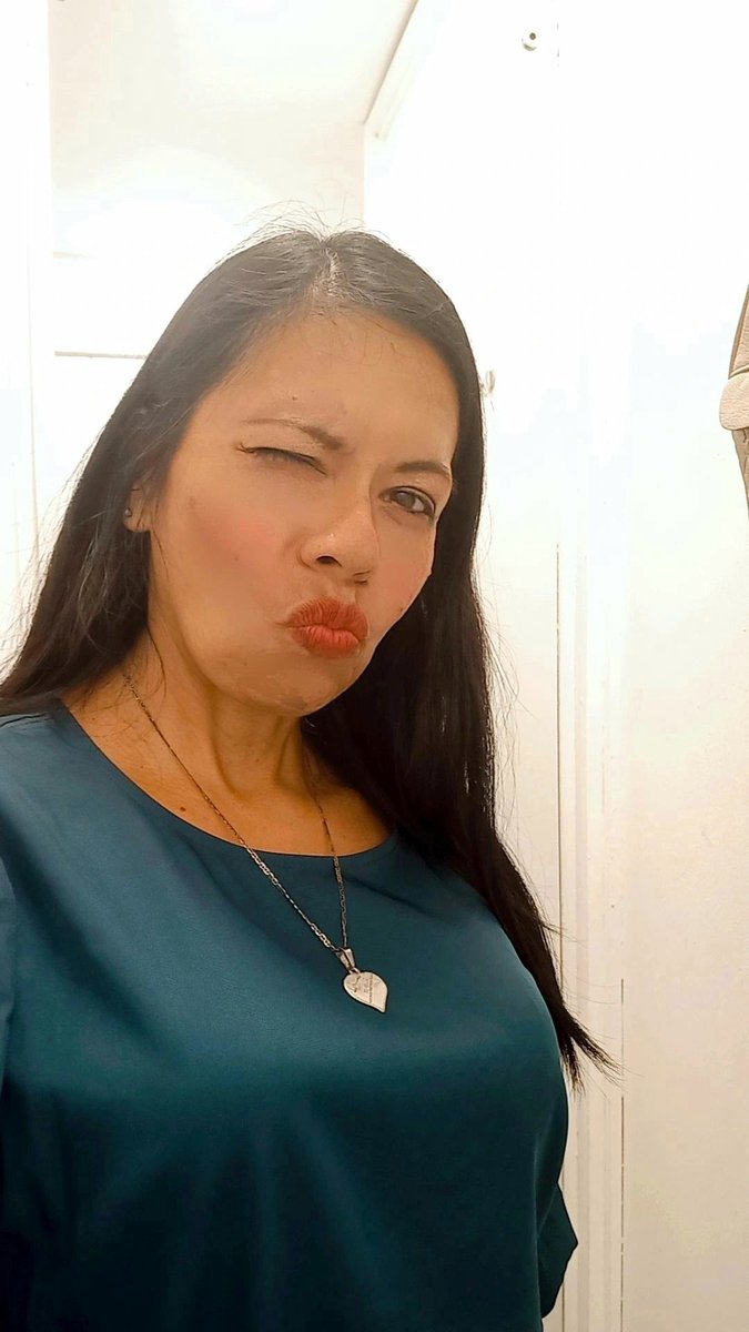 yolucecita's tweet photo. La segunda mejor cosa que puedes hacer con tus labios es sonreír, la primera es besar. Feliz Viernes mis Xseros. Aquí un ósculo picado 😁😉. Vida y Salud✌🏼😎
#ViernesDeLabios💋
#ViernesCoqueto #ConLaMusaActiva #CreandoAndo #Viernes20DeSeptiembre 
#TamosReady https://t.co/z9dno3NudG