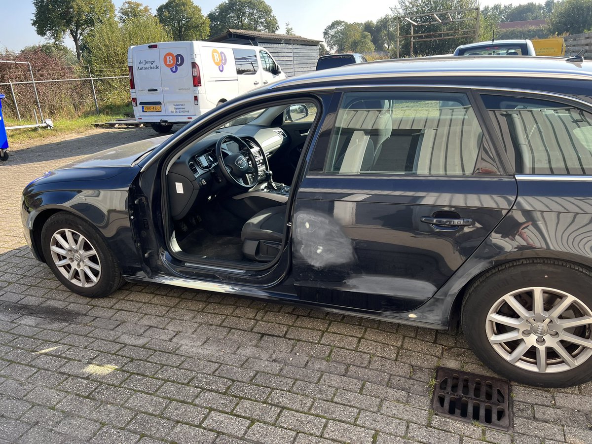 Even een nieuwe deur plaatsen 
#dejongeautoschade #sappemeer