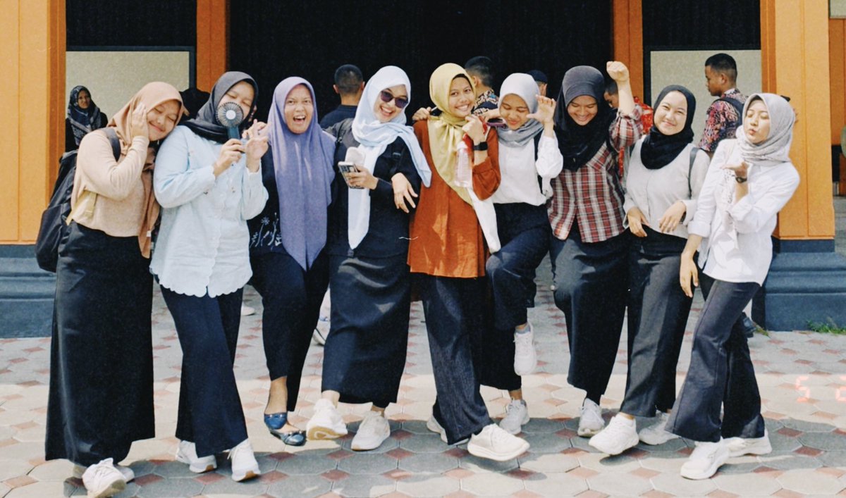 zzeljh's tweet photo. satu sama lain sering sebel2 an marah2 an tp datengin kamarnya minta maaf pelukan udh se simple itu terus kita ketawain semua masalah bareng❤️‍🩹 semoga kita tubel bareng2 yaa ulat bumiku🐛 https://t.co/lo3mQ9Ky1P