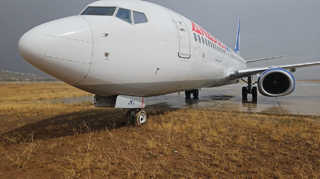 Airkule's tweet image. AJet’e ait Ankara’dan havalanan Boeing 737-8Q8 tipi yolcu uçağı, Hakkari’ye iniş sırasında olumsuz hava koşulları nedeniyle pistten çıktı... airkule.com/haber/AJET-UCA… 
#Ajet #Hakkari #pist