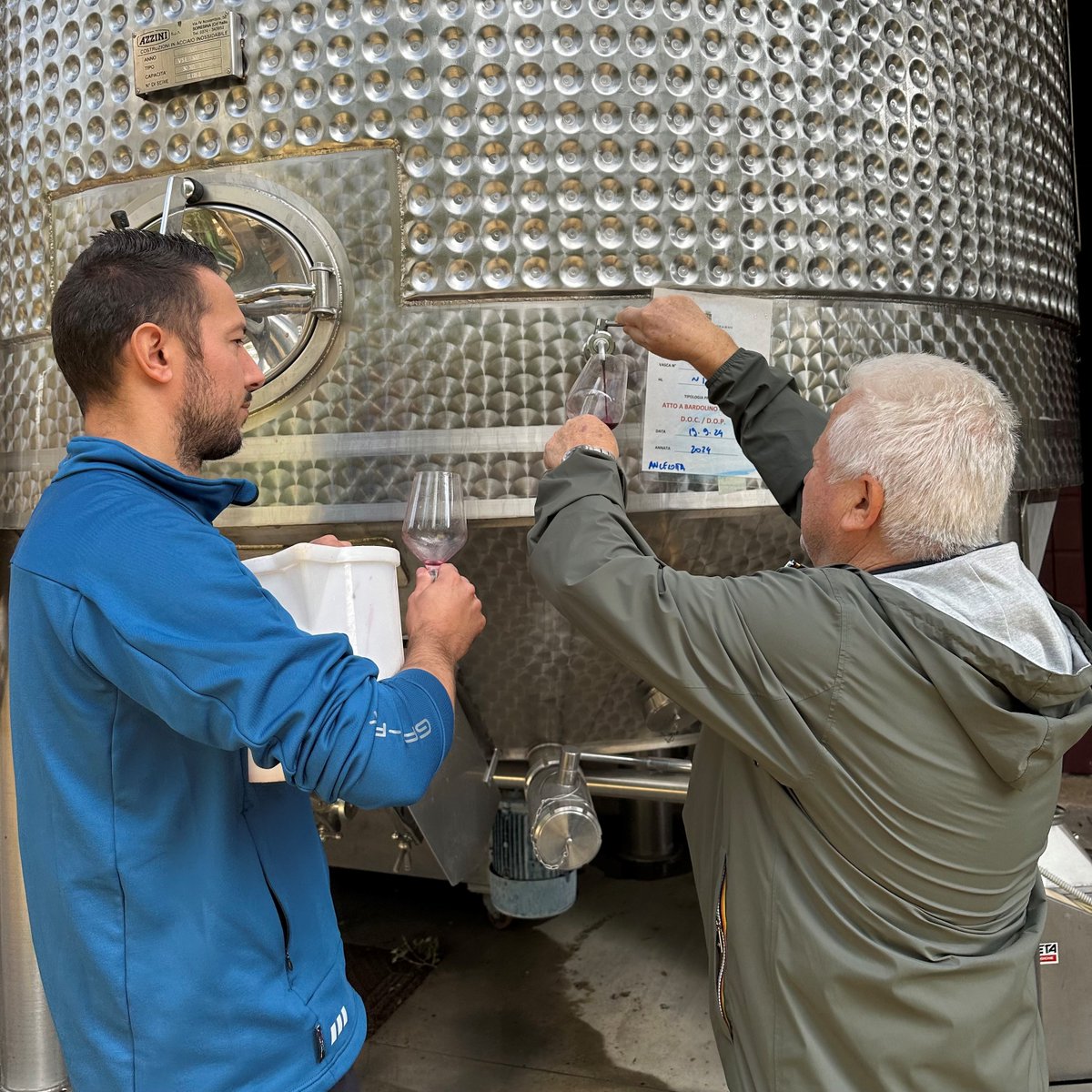 Michele and Carlo, cellarmasters at work!
Carlo was Guerrieri Rizzardi’s #cellarmaster for over 40 years. Although he is now retired, his experience is an invaluable contribution to our #wines🍷
Here you can see them checking the #quality of the recently-harvested #must
