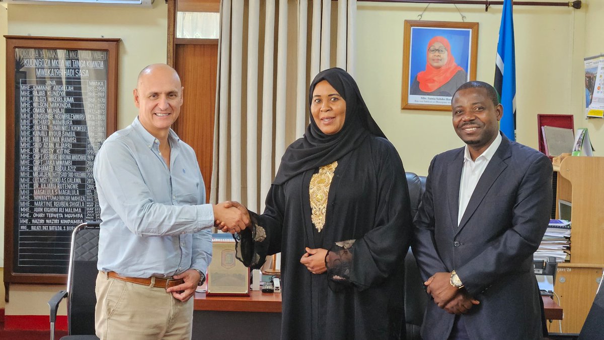 DsfaFishing's tweet photo. Mkuu wa Mkoa wa Tanga, Mhe. Batilda Burian akiwa pamoja na Mkurugenzi Mkuu wa (DSFA) Dkt. Sweke  na Mkurugenzi wa Albacora, Bw. Imanol Loinix na Maafisa kutoka Ofisi ya Mkuu wa Mkuu wa Mkoa wakiwa katika kikao kujadili kiwanda cha kuchakata samaki kitakachojengwa Tanga. https://t.co/AouF3vjOYl