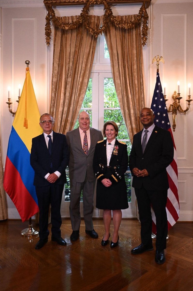 Colombia y Estados Unidos avanzan en materia de seguridad y desarrollo regional 🇨🇴🤝🇺🇸

El Canciller <a href="/LuisGMurillo/">Luis Gilberto Murillo</a> junto al Ministro de Defensa <a href="/Ivan_Velasquez_/">Iván Velásquez Gómez</a> y el embajador en Washington <a href="/danigarciapena/">Daniel García-Peña J</a>, participó en el homenaje a la General Laura J. Richardson, comandante del