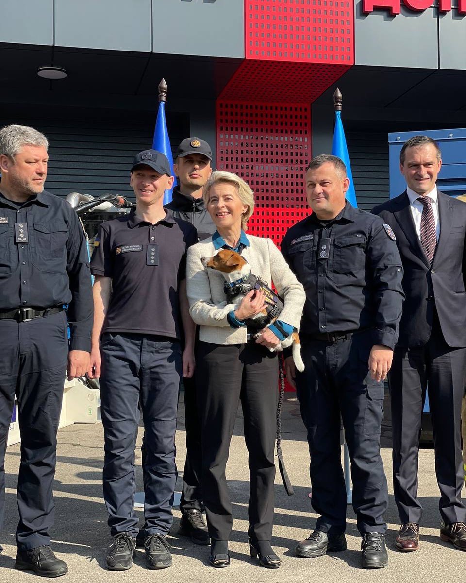 PatronDsns's tweet image. My Friday morning was with @vonderleyen and my @SESU_UA
😍
I was happy to bark about safety, demining, and also Ukrainian children. I’m grateful to have such an opportunity, even though not everyone understood what I was saying. However, it seems the interpreters got the…