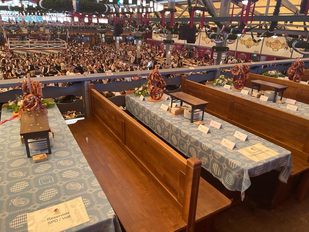 Dirndlprobe erledigt. Abendessen noch erlaubt. 😅 (GeXed aus dem nicht immer ganz einfachen Leben einer Münchner Stadträtin. 😉) #089Wiesn