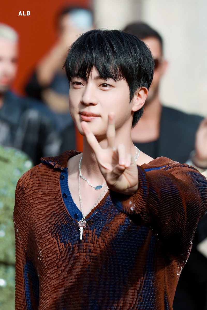 lessencestudios's tweet photo. 📸 BTS’ Jin at the Gucci SS25 Fashion Show during Milan Fashion Week.

#JinxGucci #JIN #진 #BTS
#방탄소년단진 #MilanFashionWeek https://t.co/6jmjwAggTT
