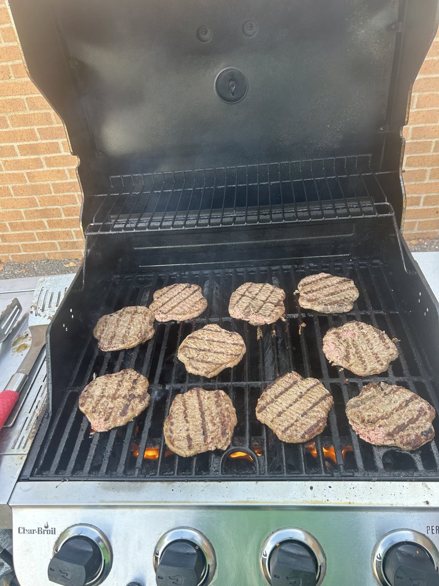 Grilling out for my amazing staff ⁦<a href="/HawthorneWCS/">Hawthorne Elementary</a>⁩ They deserve it!!