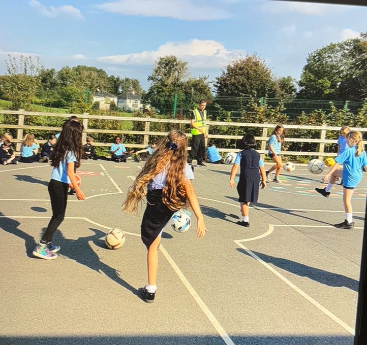 Wedi derbyn her Lili Jones o glwb pêl droed Wrexham. Pawb wedi bod yn gwneud ‘keepy uppies’ prynhawn ‘ma #cewricymru #mwynhau #cymraeg