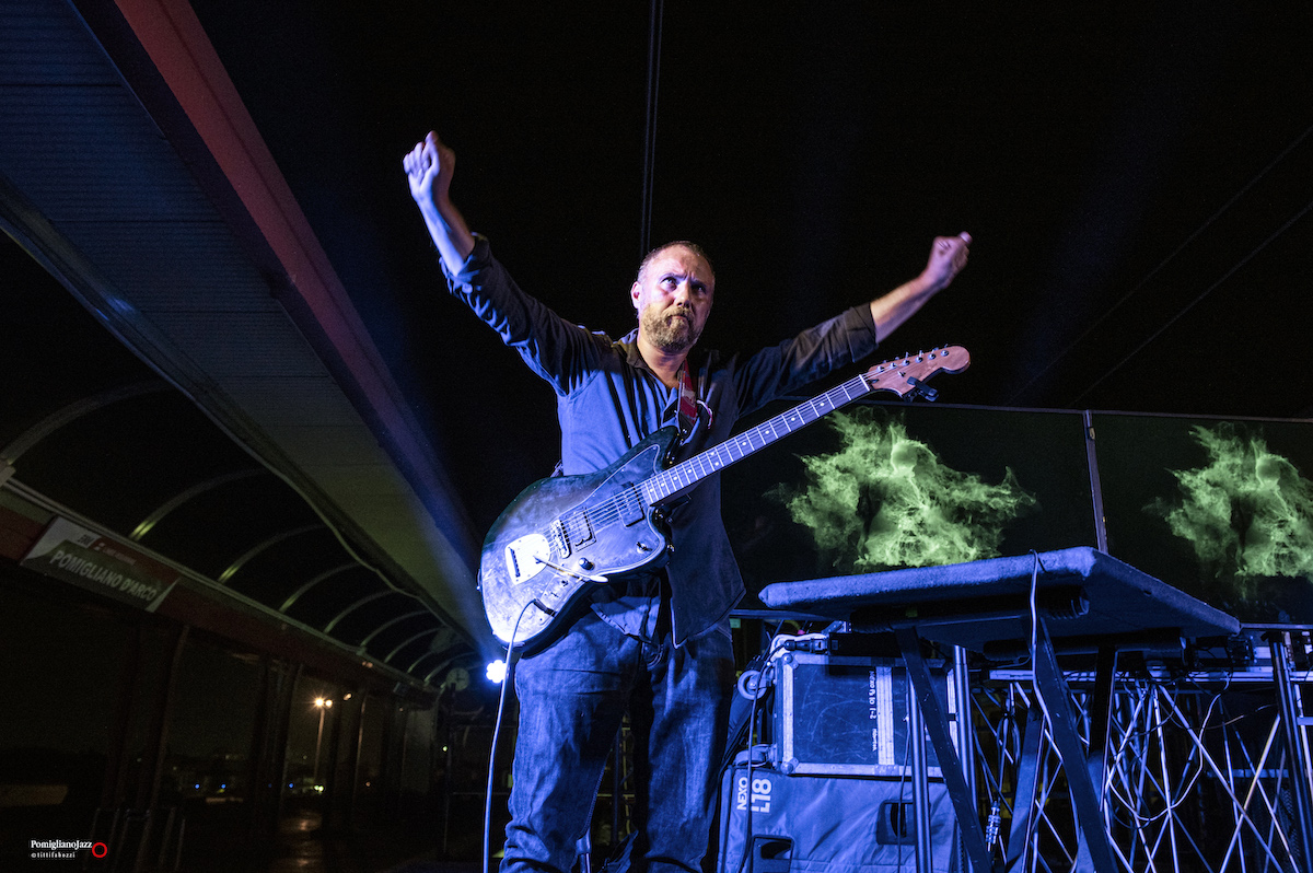 PomiglianoJazz's tweet photo. Marcello Giannini alla chitarra, Salvatore Rainone alla batteria e Daniele Rosselli al visual hanno aperto la seconda serata del Pomigliano Jazz alla stazione della Circumvesuviana di Pomigliano d’Arco con Guru.
Ecco le foto a cura di Titti Fabozzi.
__
#pjazz2024
#pomiglianojazz https://t.co/P2O0mrRJG1