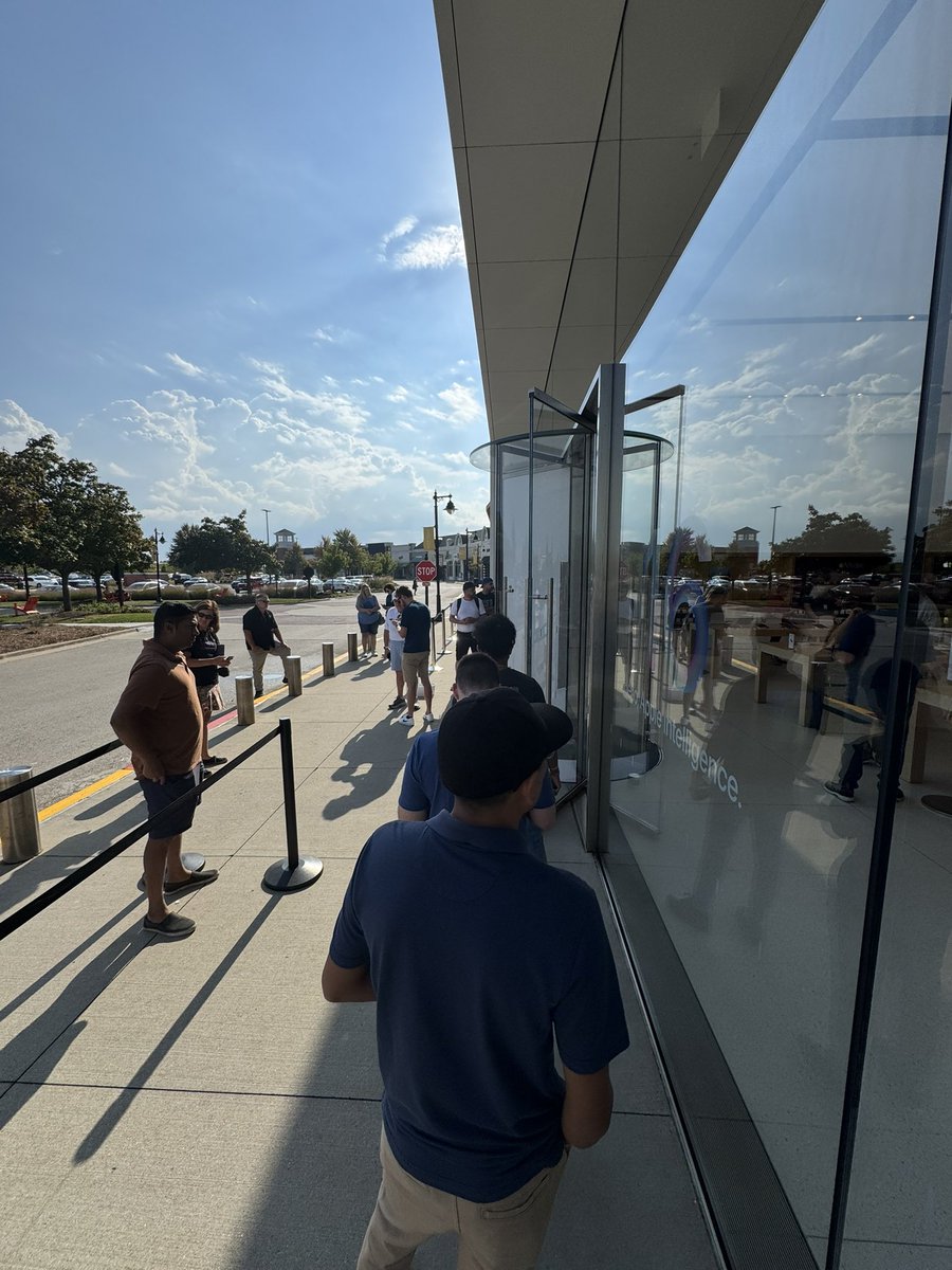 iPhone 16 pick up📱Honestly I’m surprised there’s a line😂 #iPhone16