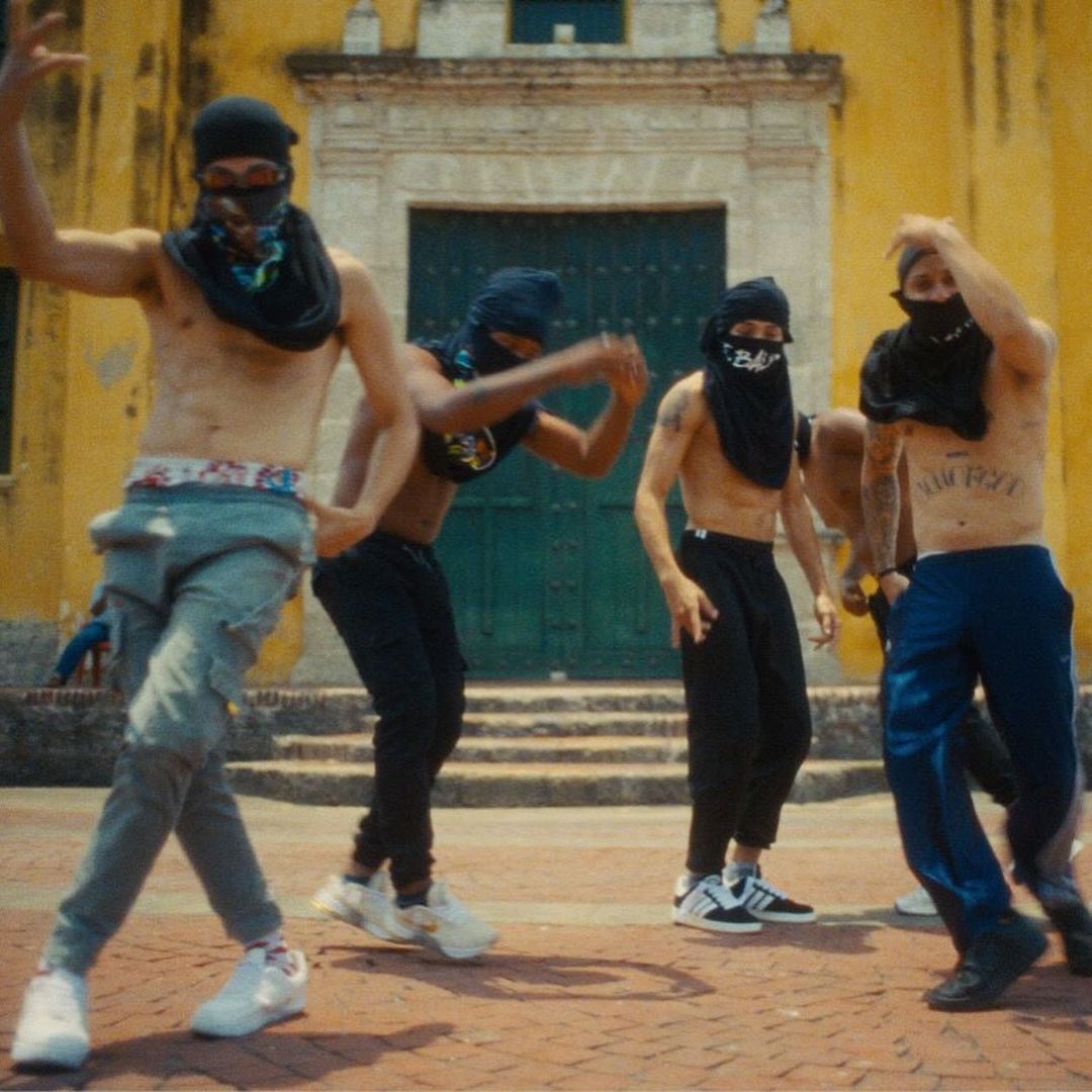 UMusicColombia's tweet photo. Colombia es cosa de locos, así como la canción de @jbalvin 🔥 que ya tiene video oficial y lo puedes ver ahora mismo en #YouTube. ⚡🌆 https://t.co/snmfCzb3D6
Repost #JBalvin #CosaDeLocos #VideoOficial https://t.co/yMIfp3vdGR