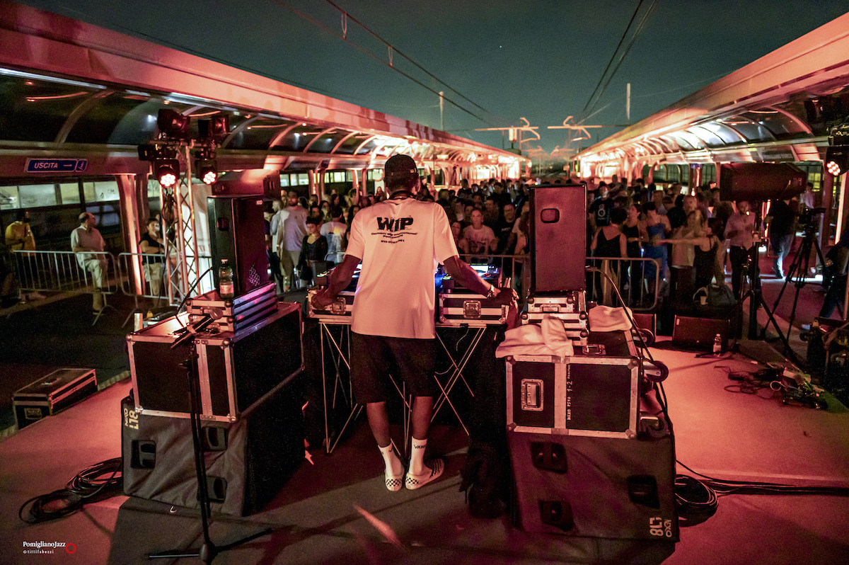 PomiglianoJazz's tweet photo. Reggae, dub, trip hop, soul, vintage funk, deep house, dubstep e breakbeat. Questo ha proposto Daddy G nel suo dj set alla stazione della Circumvesuviana di Pomigliano d’Arco.
La colonna portante dei @MassiveAttackUK per la prima volta sul palco del Pomigliano Jazz.
__
#pjazz2024 https://t.co/PuhgywoMbU